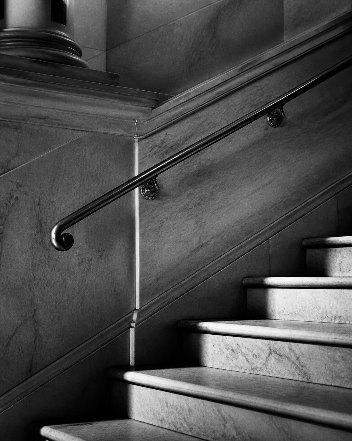 Detalle de escalera de mármol en un edificio institucional